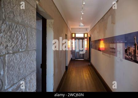 Lunga sala con stanze su entrambi i lati nella Ross Female Factory, un ex laboratorio australiano per detenuti femminili nella colonia penale di Van Diemen's Land in Foto Stock