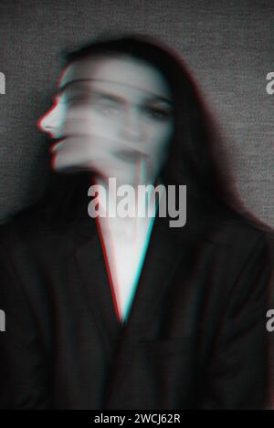 ritratto astratto in bianco e nero di una ragazza con disturbi mentali ed effetto glitch con sfocatura Foto Stock