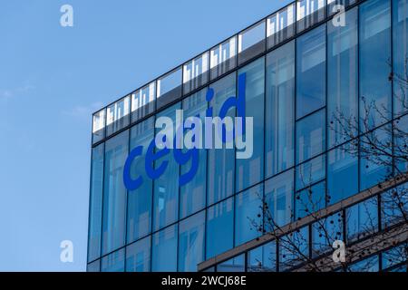 Cartello e logo sull'edificio Cegid a Boulogne-Billancourt. Cegid è una società francese specializzata in software di contabilità e gestione Foto Stock