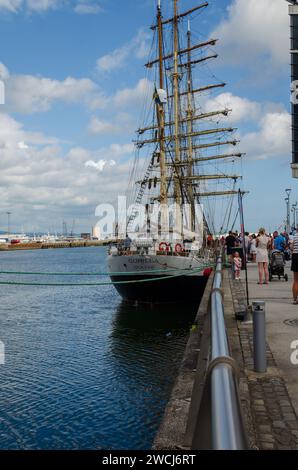 Belfast, contea di Antrim NI, settembre 09 2023 - nave alta ormeggiata nel molo di Belfast con visitatori ed equipaggio a bordo Foto Stock