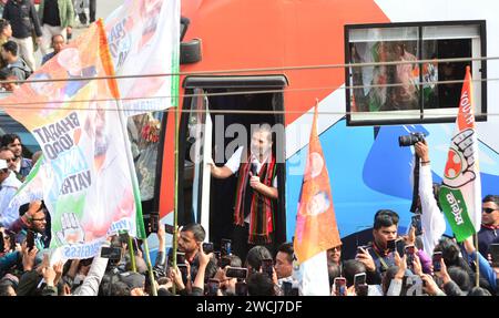 Kohima, India. 16 gennaio 2024. Il leader del Congresso Rahul Gandhi parla dal suo autobus personalizzato durante Bharat Jodo Nyay Yatra a Kohima, India, stato nord-orientale del Nagaland. Il Bharat Jodo Nyay Yatra, che si estende per 6700 km, nei prossimi due mesi, è partito a Manipur e viaggerà su un autobus Volvo su misura attraverso 15 stati prima di culminare a Mumbai il 20 marzo. Credito: Caisii Mao/Alamy Live News Foto Stock