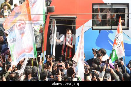 Kohima, India. 16 gennaio 2024. Il leader del Congresso Rahul Gandhi parla dal suo autobus personalizzato durante Bharat Jodo Nyay Yatra a Kohima, India, stato nord-orientale del Nagaland. Il Bharat Jodo Nyay Yatra, che si estende per 6700 km, nei prossimi due mesi, è partito a Manipur e viaggerà su un autobus Volvo su misura attraverso 15 stati prima di culminare a Mumbai il 20 marzo. Credito: Caisii Mao/Alamy Live News Foto Stock