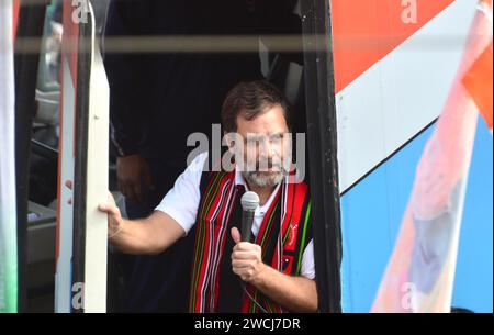 Kohima, India. 16 gennaio 2024. Il leader del Congresso Rahul Gandhi parla dal suo autobus personalizzato durante Bharat Jodo Nyay Yatra a Kohima, India, stato nord-orientale del Nagaland. Il Bharat Jodo Nyay Yatra, che si estende per 6700 km, nei prossimi due mesi, è partito a Manipur e viaggerà su un autobus Volvo su misura attraverso 15 stati prima di culminare a Mumbai il 20 marzo. Credito: Caisii Mao/Alamy Live News Foto Stock