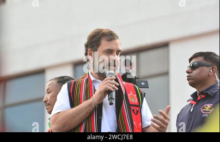 Kohima, India. 16 gennaio 2024. Il leader del Congresso Rahul Gandhi si rivolge sopra il suo autobus personalizzato durante Bharat Jodo Nyay Yatra a Kohima, India, stato nord-orientale del Nagaland. Il Bharat Jodo Nyay Yatra, che si estende per 6700 km, nei prossimi due mesi, è partito a Manipur e viaggerà su un autobus Volvo su misura attraverso 15 stati prima di culminare a Mumbai il 20 marzo. Credito: Caisii Mao/Alamy Live News Foto Stock