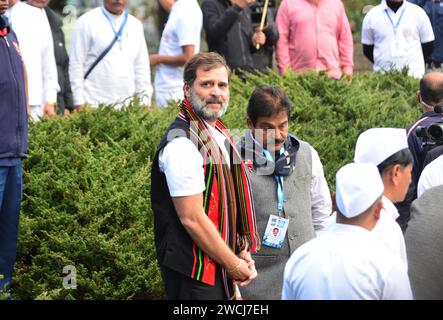 Kohima, India. 16 gennaio 2024. Il leader del Congresso Rahul Gandhi visiterà il sito commemorativo della seconda guerra mondiale durante Bharat Jodo Nyay Yatra a Kohima, India, stato nord-orientale del Nagaland. Il Bharat Jodo Nyay Yatra, che si estende per 6700 km, nei prossimi due mesi, è partito a Manipur e viaggerà su un autobus Volvo su misura attraverso 15 stati prima di culminare a Mumbai il 20 marzo. Credito: Caisii Mao/Alamy Live News Foto Stock