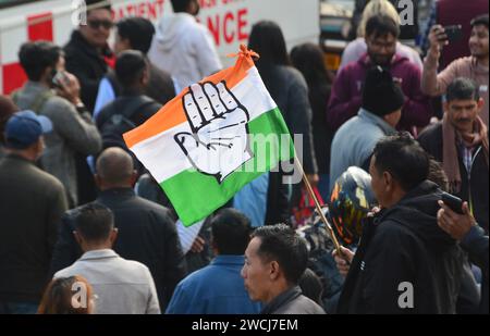 Kohima, India. 16 gennaio 2024. Le persone con bandiera del Congresso accolgono il leader del Congresso Rahul Gandhi durante Bharat Jodo Nyay Yatra a Kohima, India, stato nord-orientale del Nagaland. Il Bharat Jodo Nyay Yatra, che si estende per 6700 km, nei prossimi due mesi, è partito a Manipur e viaggerà su un autobus Volvo su misura attraverso 15 stati prima di culminare a Mumbai il 20 marzo. Credito: Caisii Mao/Alamy Live News Foto Stock