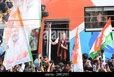 Kohima, India. 16 gennaio 2024. Il leader del Congresso Rahul Gandhi parla dal suo autobus personalizzato durante Bharat Jodo Nyay Yatra a Kohima, India, stato nord-orientale del Nagaland. Il Bharat Jodo Nyay Yatra, che si estende per 6700 km, nei prossimi due mesi, è partito a Manipur e viaggerà su un autobus Volvo su misura attraverso 15 stati prima di culminare a Mumbai il 20 marzo. Credito: Caisii Mao/Alamy Live News Foto Stock