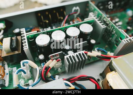 Una vista ravvicinata di una scheda a circuito stampato che mostra l'intricata rete di fili e collegamenti di un amplificatore Foto Stock