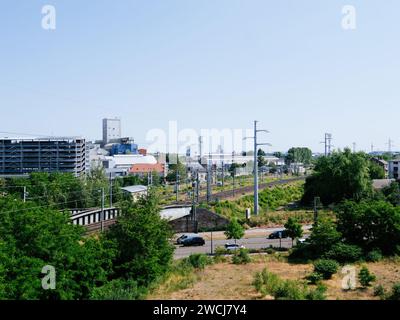 Strasburgo, Francia - 5 giugno 2023: Un paesaggio urbano mozzafiato di Strasburgo visto da una collina, che mostra il suo splendido paesaggio urbano e la sua bellezza architettonica con numerose fabbriche ed edifici industriali Foto Stock