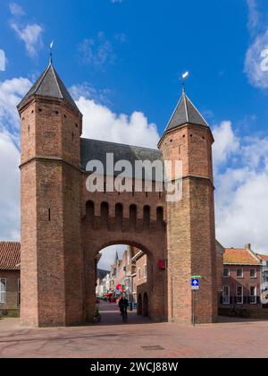 La porta della città di Kamperbinnenpoort nella storica città olandese di Amersfoort, Paesi Bassi, Europa. Foto Stock