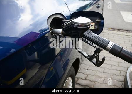 rifornimento di un'auto diesel presso una stazione di servizio, vista ravvicinata. Foto Stock