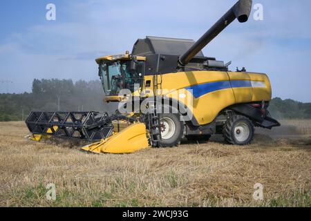 Raccolta della granella in Slovacchia con una mietitrebbia. Foto Stock