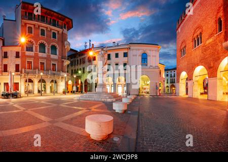 Treviso, Italia. Immagine del paesaggio urbano del centro storico di Treviso, Italia con la vecchia piazza all'alba. Foto Stock