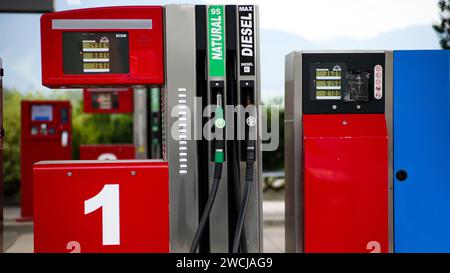 ugelli della pompa del gas presso la stazione di servizio. Foto Stock