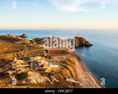 Splendido paesaggio del Capo Gata con formazioni rocciose in acqua al tramonto, Almeria, Andalusia, Spagna Foto Stock