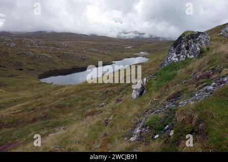 "Lochan Dearg Uillt" dal Corbett scozzese "Carn A' Chuilinn" a Glen Doe, Scottish Highlands, Regno Unito. Foto Stock