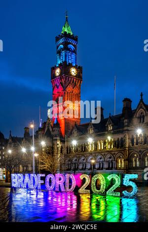 Bradford City Hall è una città del XIX secolo e una caratteristica torre dell'orologio. Foto Stock