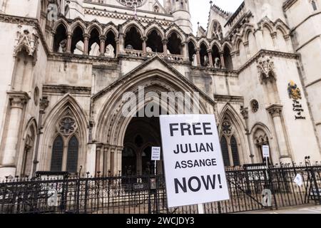 Londra, Regno Unito. 13 gennaio 2024. Cartelli che si riferiscono al fondatore di Wikileaks e giornalista investigativo Julian Assange sono raffigurati al di fuori delle Royal Courts of Justice. L'ultima udienza per l'estradizione di Julian Assange è prevista per il 20 e 21 febbraio 2024 presso le Royal Courts of Justice. Crediti: Mark Kerrison/Alamy Live News Foto Stock