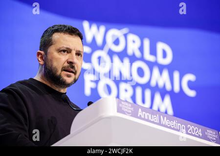 Davos, Svizzera. 16 gennaio 2024. Il presidente ucraino Volodymyr Zelensky tiene un discorso al World Economic Forum. L'incontro annuale del World Economic Forum è considerato uno dei luoghi di incontro più importanti per i politici, i top manager e gli scienziati. Credito: Hannes P. Albert/dpa/Alamy Live News Foto Stock