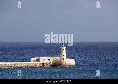 Faro di St Elmo Breakwater a la Valletta a Malta Foto Stock