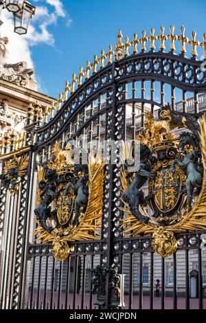 Londra, Regno Unito - 4 agosto 2017: Porte di Buckingham Palace con creste nere e dorate. Foto Stock