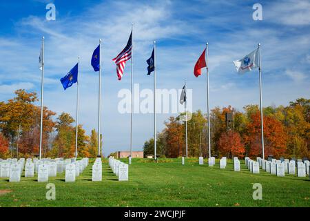 Bandiere con tombe, Wisconsin settentrionale Veterans Memorial Cemetery, Wisconsin Foto Stock