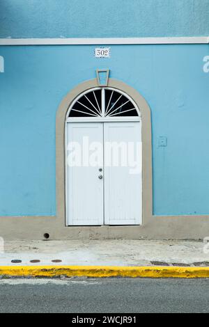 Tradizionale porta doppia bianca con facciata a parete blu a San Juan, Porto Rico Foto Stock