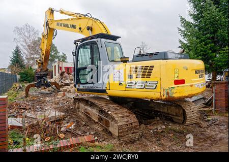 Berlino, Germania - 20 febbraio 2022: Un escavatore si trova in un cantiere dove viene demolito un vecchio edificio residenziale. Foto Stock