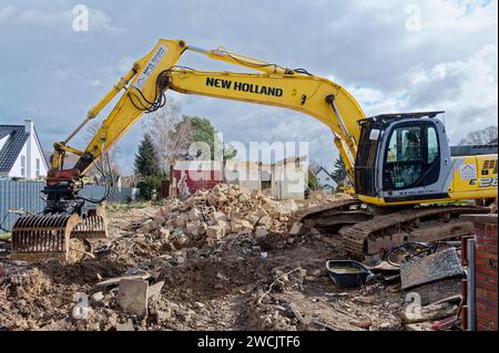 Berlino, Germania - 22 febbraio 2022: Un escavatore si trova in un cantiere dove viene demolito un vecchio edificio residenziale. Foto Stock