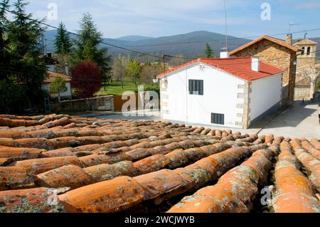 Tetto e strada piastrellati. Garganta de los Montes, provincia di Madrid, Spagna. Foto Stock