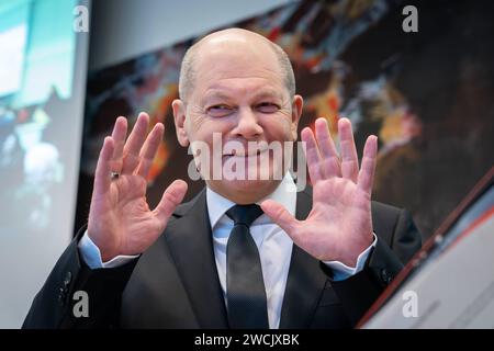 Aktuell, 16.01.2024, Berlino, Bundeskanzler Olaf Scholz mit besonderer Geste im Vorfeld der Fraktionssitzung der SPD Bundestagsfraktion im Reichstagsgebaeude BundeskanzlerOlaf ScholzSPD MDB Reichstag Berlin Regierung Deutscher Bundestag Hohes Haus Sitzung Portrait POL Fraktiongbeluend Berlin * Berlin, 2024 * Berlino * Berlino * Berlino Cancelliere federale Olaf Scholz con un gesto speciale in vista della riunione del gruppo parlamentare SPD Bundestag nel palazzo del Reichstag Cancelliere federale Olaf Scholz SPD MDB Reichstag governo di Berlino B Foto Stock