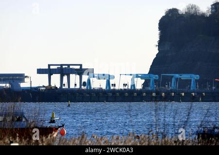 Lock Gates and lift bridge, Cardiff Bay Barrage, Cardiff, Galles del Sud, Regno Unito. Foto Stock