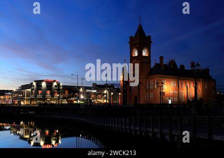Vittoriano Edificio Pierhead di notte, la Baia di Cardiff, Cardiff, Galles, UK. Foto Stock