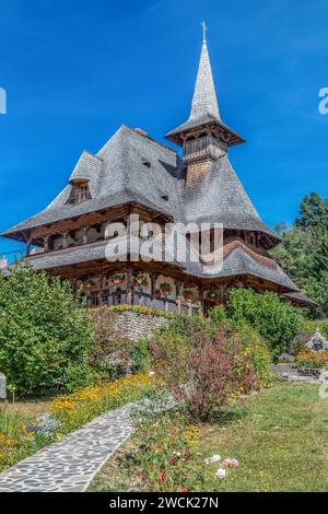 Edifici nel complesso monastico di Barsana, Maramures, Romania. La prima chiesa in legno fu costruita nel 1711 e il monastero ortodosso di Barsana è incluso Foto Stock