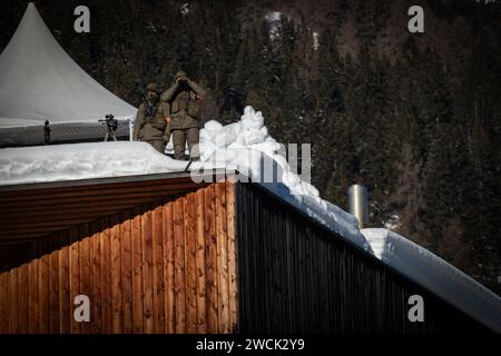 Davos, Svizzera. 16 gennaio 2024. I cecchini controllano il centro congressi durante il secondo giorno del World Economic Forum. Ospitato da Klaus Schwab, il tema del 54° WEF è il ripristino della fiducia nel futuro all'interno delle società e tra le nazioni. Crediti: Andy Barton/Alamy Live News Foto Stock