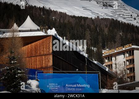 Davos, Svizzera. 16 gennaio 2024. I cecchini controllano il centro congressi durante il secondo giorno del World Economic Forum. Ospitato da Klaus Schwab, il tema del 54° WEF è il ripristino della fiducia nel futuro all'interno delle società e tra le nazioni. Crediti: Andy Barton/Alamy Live News Foto Stock