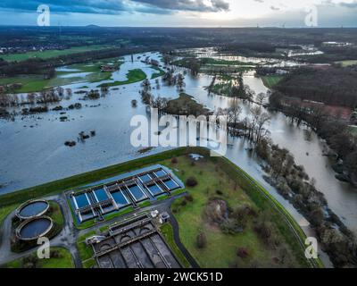 Dorsten, Renania settentrionale-Vestfalia, Germania - alluvione sul Lippe, un fiume nella regione della Ruhr, di fronte a un impianto di depurazione. Foto Stock