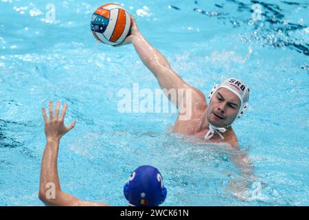 Zagabria, Croazia. 16 gennaio 2024. Radomir Drasovic della Serbia lotta per il pallone durante il match di classificazione del 7° e 8° posto del Campionato europeo di pallanuoto 2024 tra Serbia e Romania al Mladost Pool il 16 gennaio 2024 a Zagabria, Croazia. Foto: Igor Kralj/PIXSELL credito: Pixsell/Alamy Live News Foto Stock