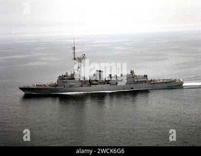 Una vista del fascio del cacciatorpediniere francese Latouche-Treville (D-646) in corso durante l'operazione Desert Storm DN-SC-93-05061. Foto Stock