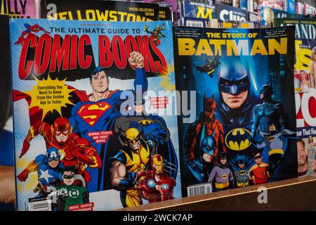 Barnes & Noble Booksellers sulla Fifth Avenue a New York City ha un'ampia selezione di libri e riviste, USA 2024 Foto Stock