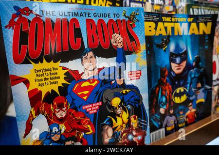 Barnes & Noble Booksellers sulla Fifth Avenue a New York City ha un'ampia selezione di libri e riviste, USA 2024 Foto Stock