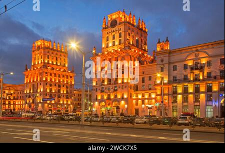 Complesso architettonico porta di Minsk vicino alla stazione ferroviaria di Minsk. Bielorussia Foto Stock