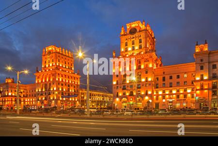 Complesso architettonico porta di Minsk vicino alla stazione ferroviaria di Minsk. Bielorussia Foto Stock