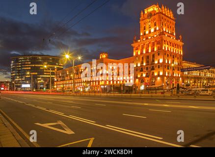 Complesso architettonico porta di Minsk vicino alla stazione ferroviaria di Minsk. Bielorussia Foto Stock