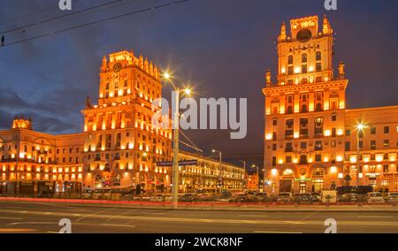 Complesso architettonico porta di Minsk vicino alla stazione ferroviaria di Minsk. Bielorussia Foto Stock