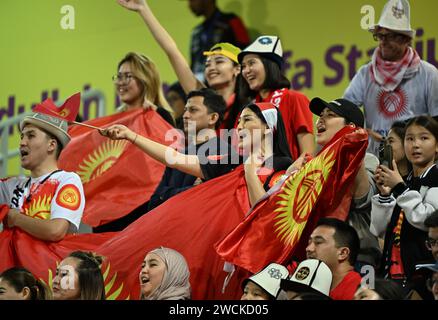 Doha, Qatar. 16 gennaio 2024. I tifosi del Kirghizistan fanno il tifo per la squadra durante la partita del gruppo F tra Thailandia e Kirghizistan alla AFC Asian Cup Qatar 2023 a Doha, in Qatar, 16 gennaio 2024. Crediti: Sun Fanyue/Xinhua/Alamy Live News Foto Stock