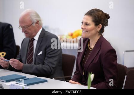 Stoccolma, Svezia. 16 gennaio 2023. Re Carlo Gustavo e la Principessa Vittoria visitano l'Accademia della difesa di Stoccolma, Svezia. 16 gennaio 2023. Foto di Henrik Montgomery/TT/kod 10060 credito: TT News Agency/Alamy Live News Foto Stock