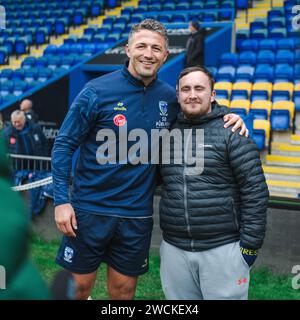 Luke Littler visita l'Halliwell Jones Stadium ed è accolto da Sam Burgess e dal giocatore dei Warrington Wolves durante l'allenamento Foto Stock