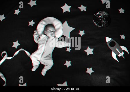 bambino che dorme in un vestito dell'astronauta sullo sfondo del cielo stellato con stelle e una nave spaziale. Vista superiore, base piatta. Monocromatico ph Foto Stock