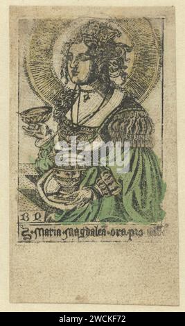 Maria Magdalena, BD monogrammist (incisore), 1500 - 1510 stampa Maria Magdalena usata a sinistra, con un grande nimbus sulla testa. Con la mano destra prende il coperchio dalla pentola dell'unguento, che porta nella mano sinistra. Carta di paesi bassi che incide il penitente harlot Maria Maddalena; possibili attributi: Libro (o rotolo), corona, corona di spine, crocifisso, barattolo di unguento, specchio, strumento musicale, ramo di palma, rosario, flagello Foto Stock